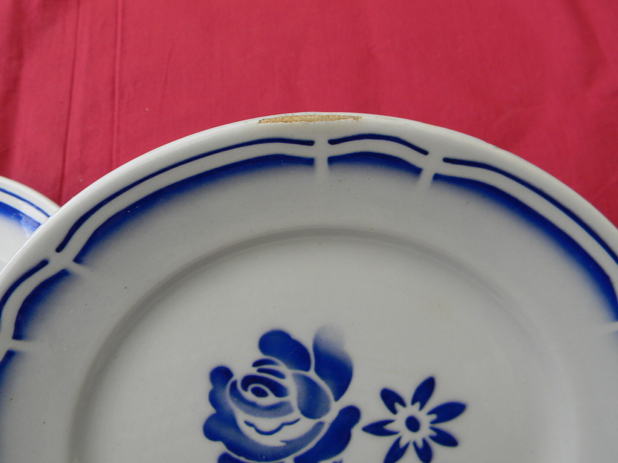 Lot de 6 assiettes plates en faience décor de roses.