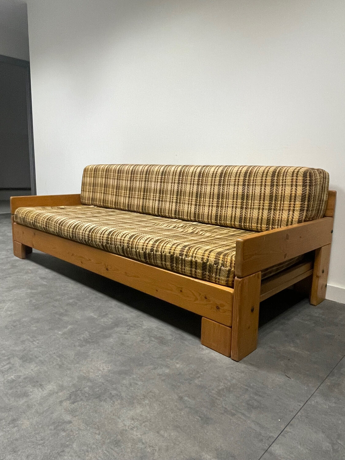 Brutalist/modernist convertible sofa in solid wood neither