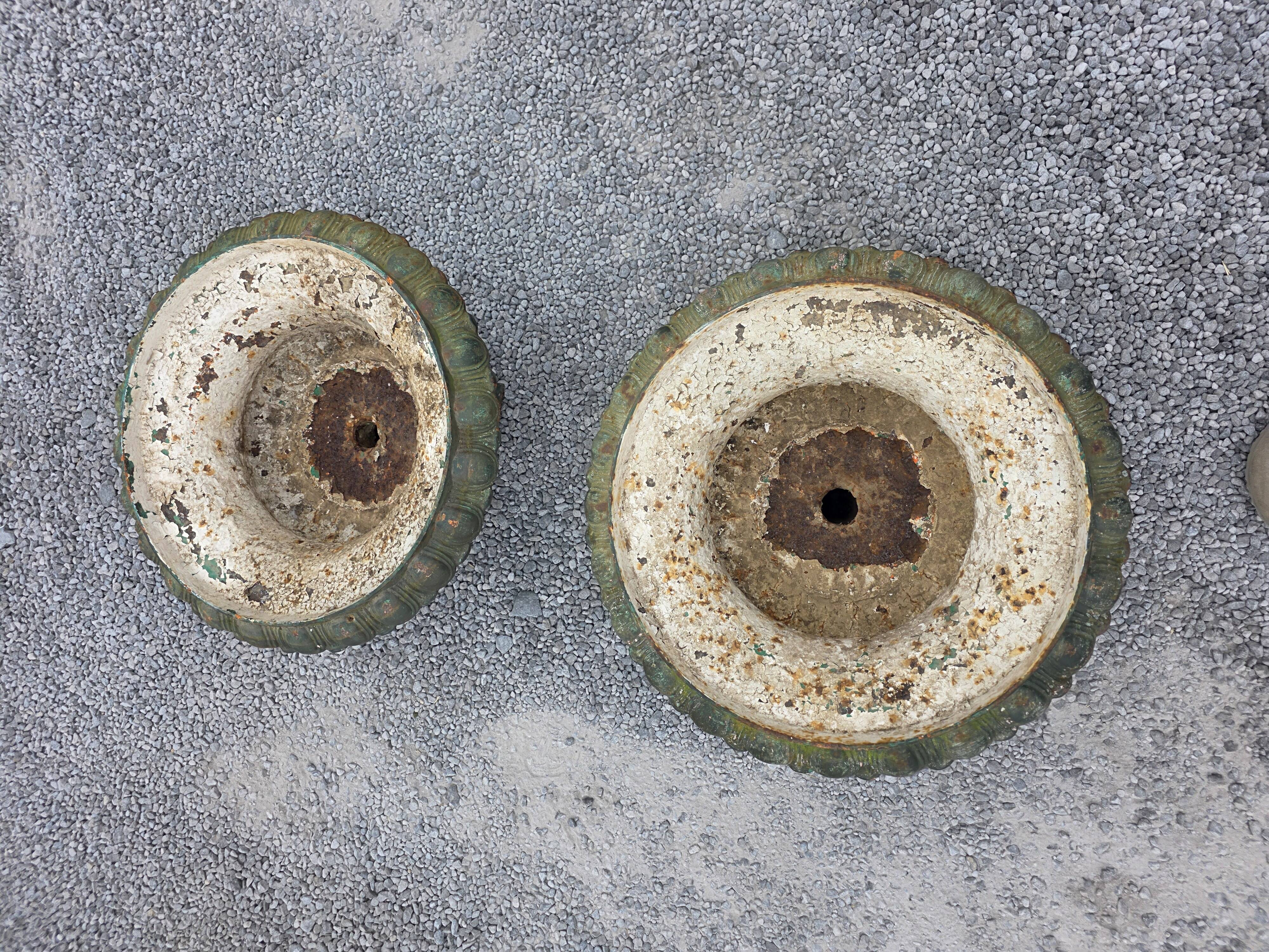 Pair of Medici vases in cast iron from the 19th century, 55cm wide.