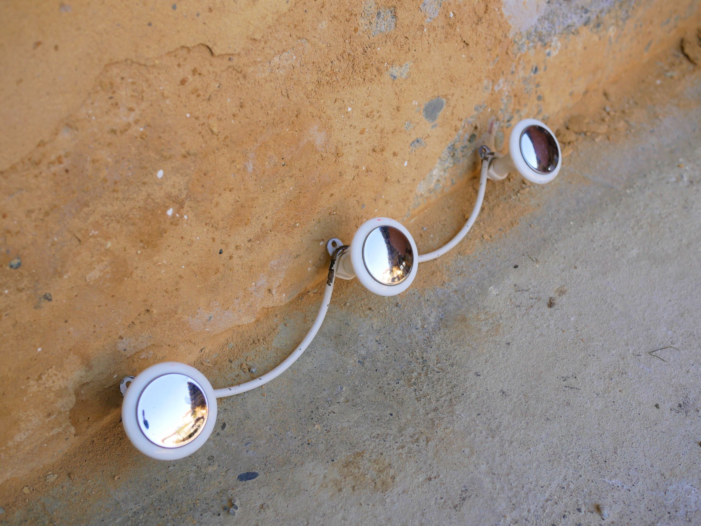 Vintage peg 3 hooks in white metal and bakelite