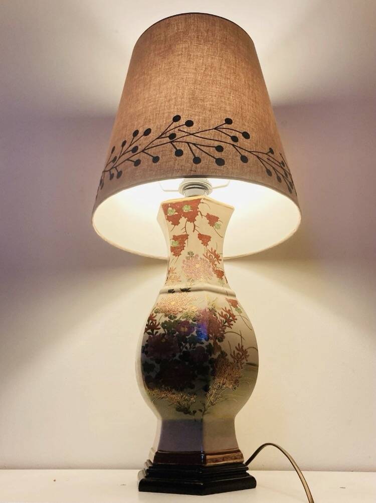 Vintage Asian lamp in ceramic with a wooden base, adjustable lampshade.