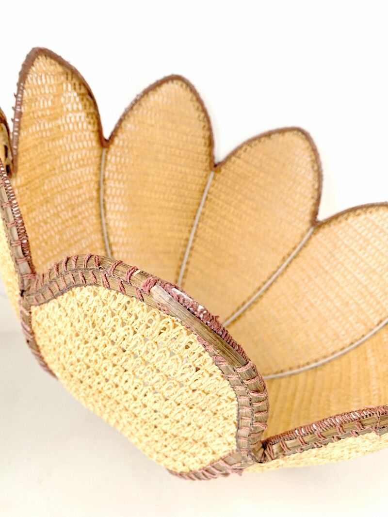 Suspension flower in rabane