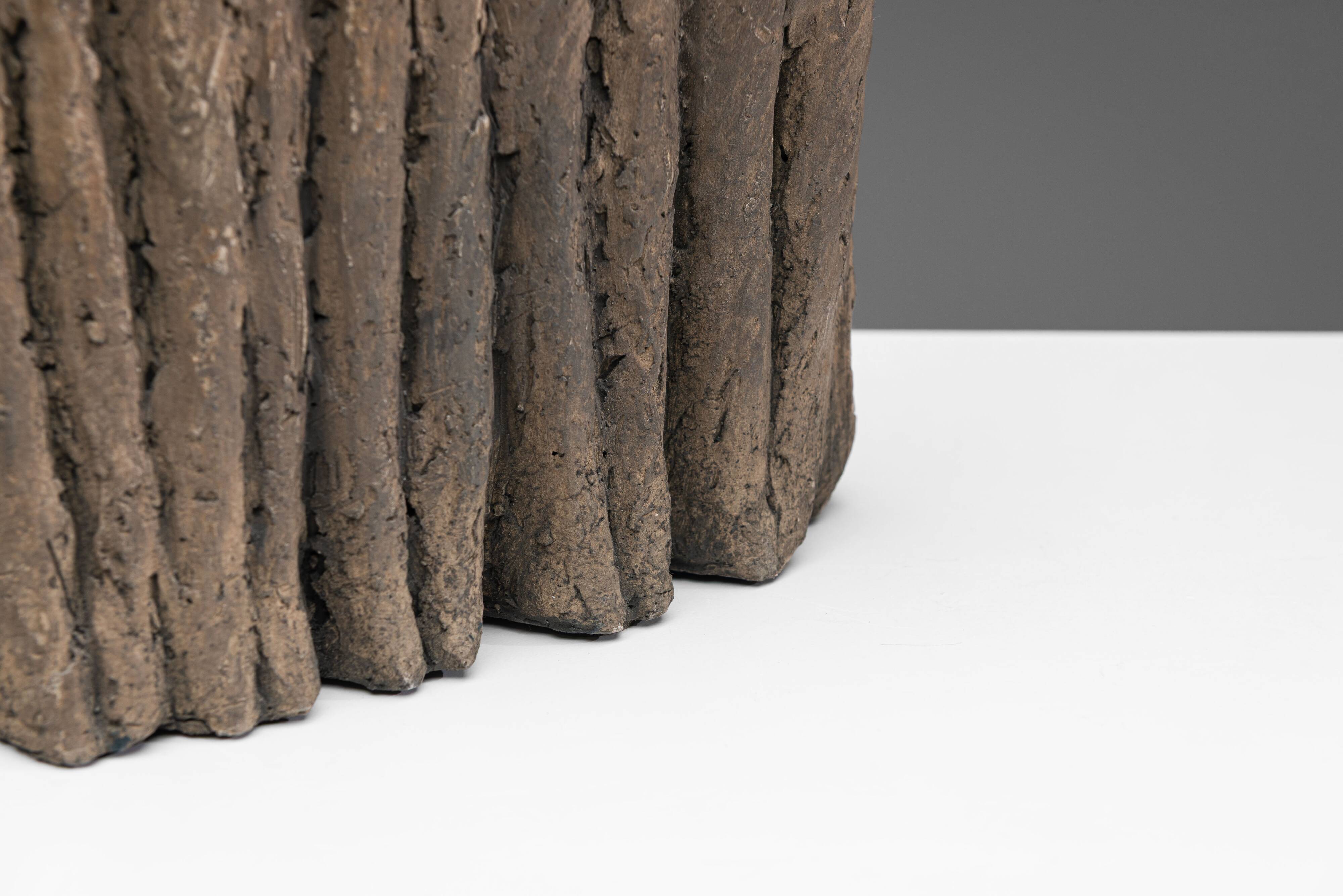Groupe sculptural abstrait de six figures féminines
