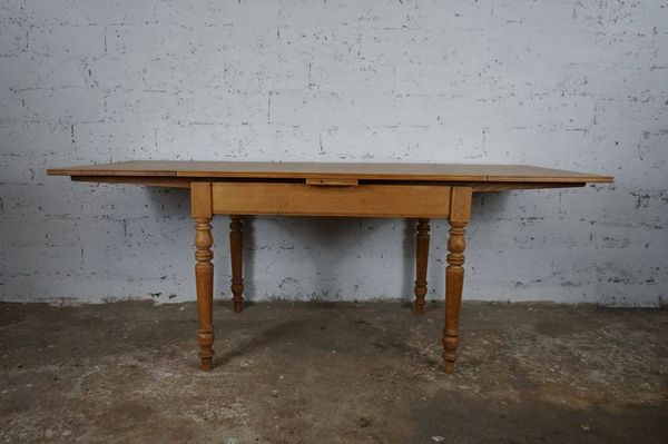 Table en chêne massif extensible et pieds en bois tourné