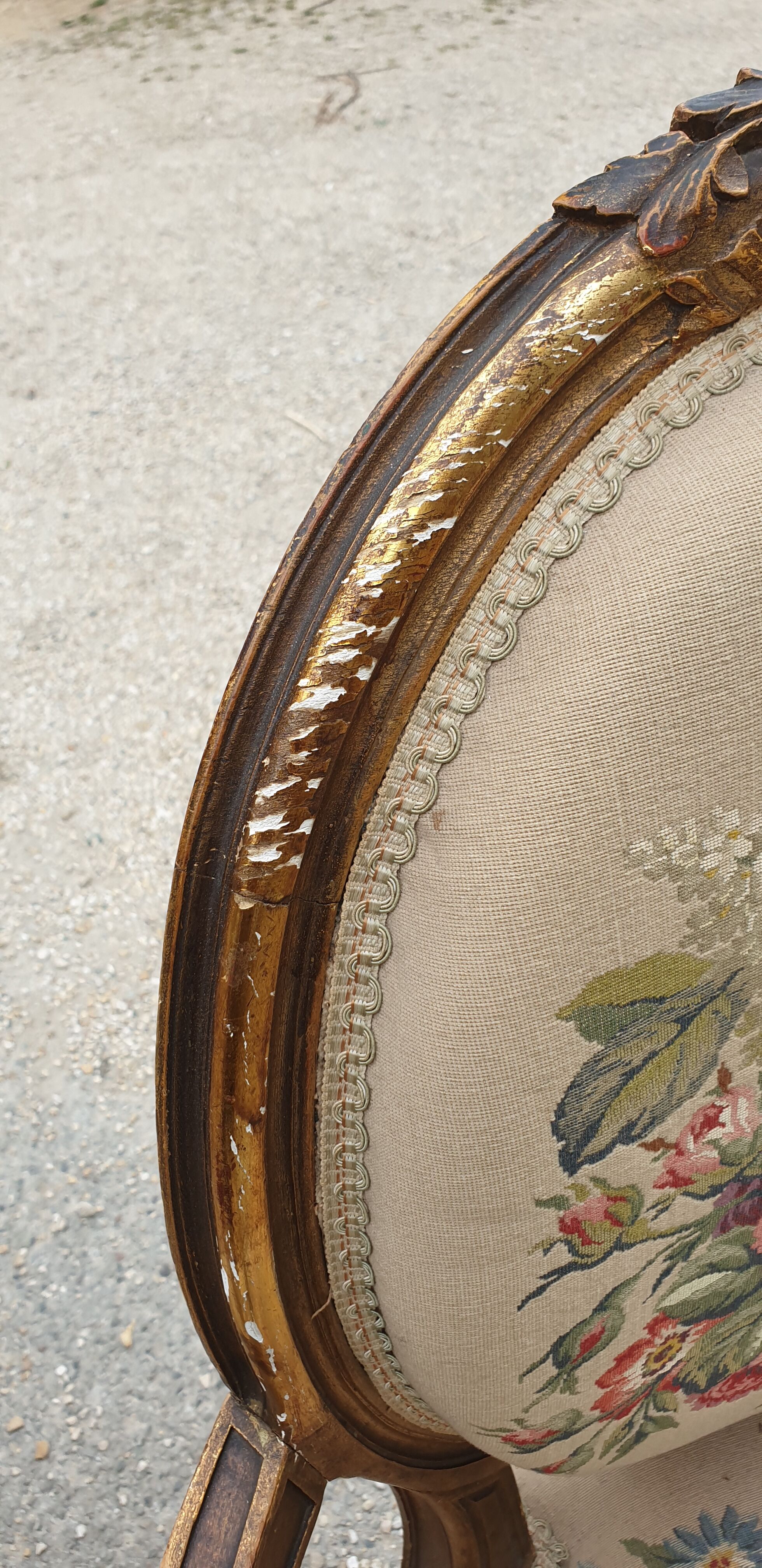 Fauteuil en bois doré à dossier médaillon de style louis xvi