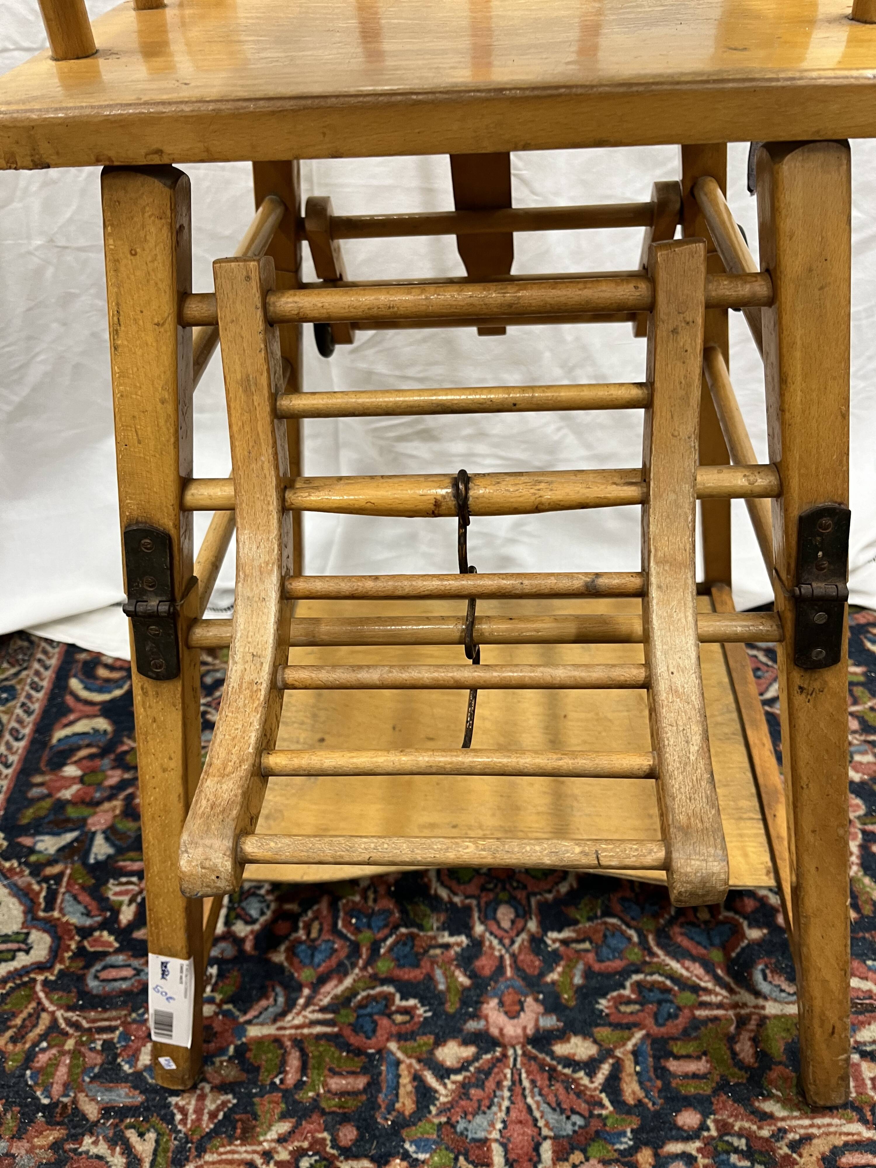 Chaise haute bébé en bois vintage