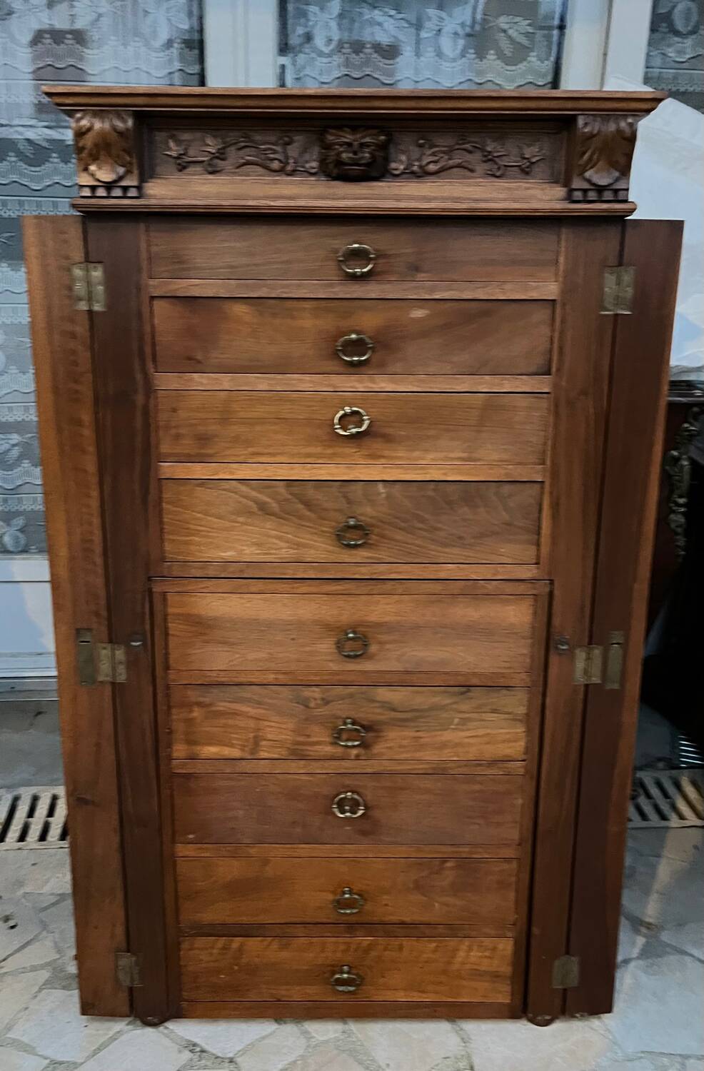 Meuble de métier ancien en bois sculpté