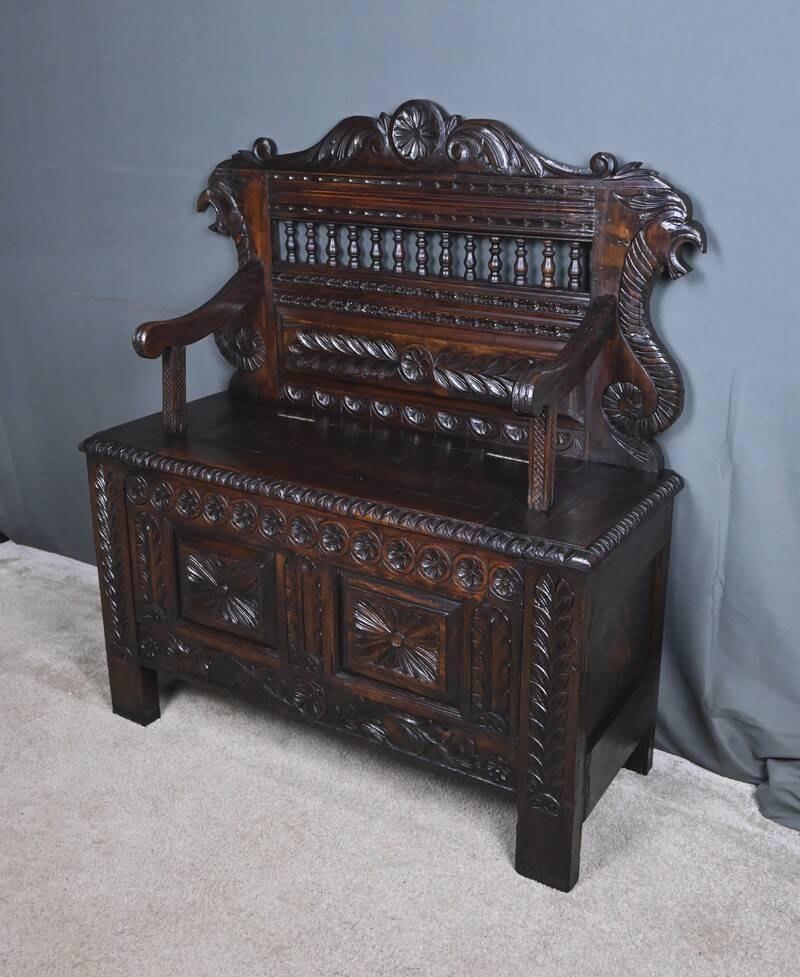 Banc coffre en chêne, style néo-gothique – début XXe