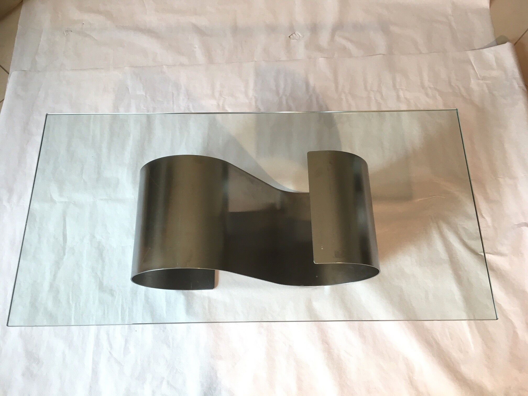 Table basse moderniste en acier et verre