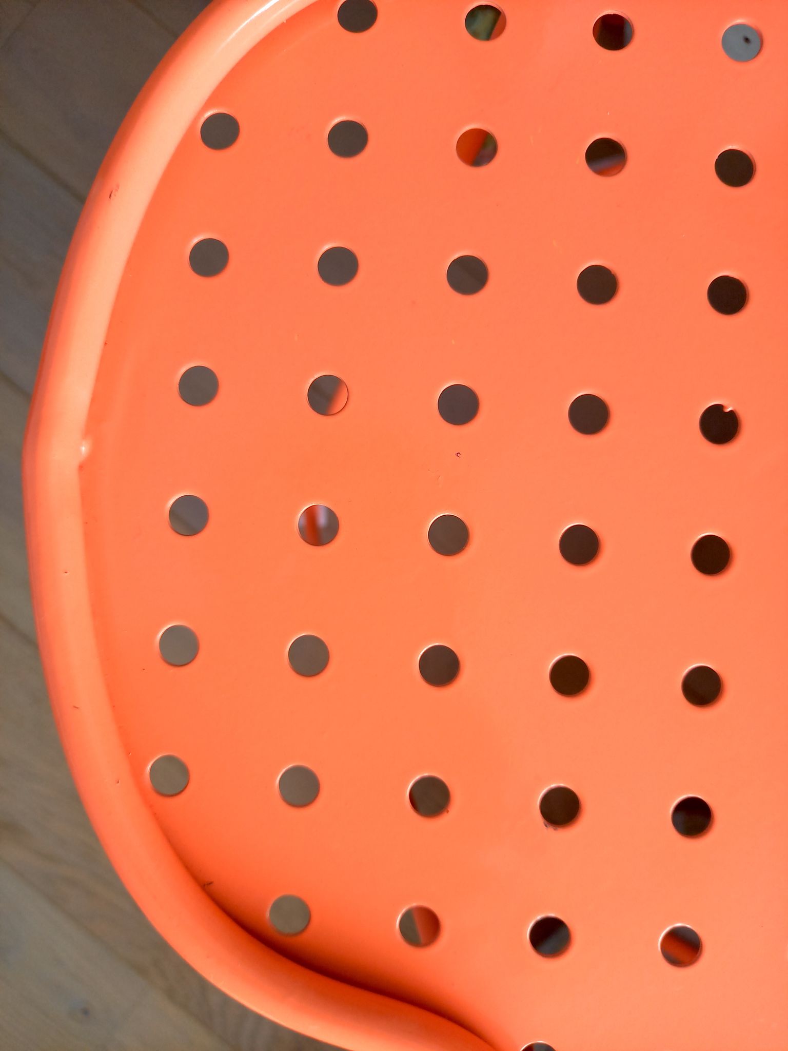 Table basse India Mahdavi pour Monoprix perforée rose orangé corail