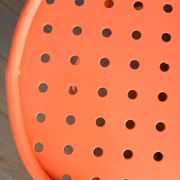 Table basse India Mahdavi pour Monoprix perforée rose orangé corail
