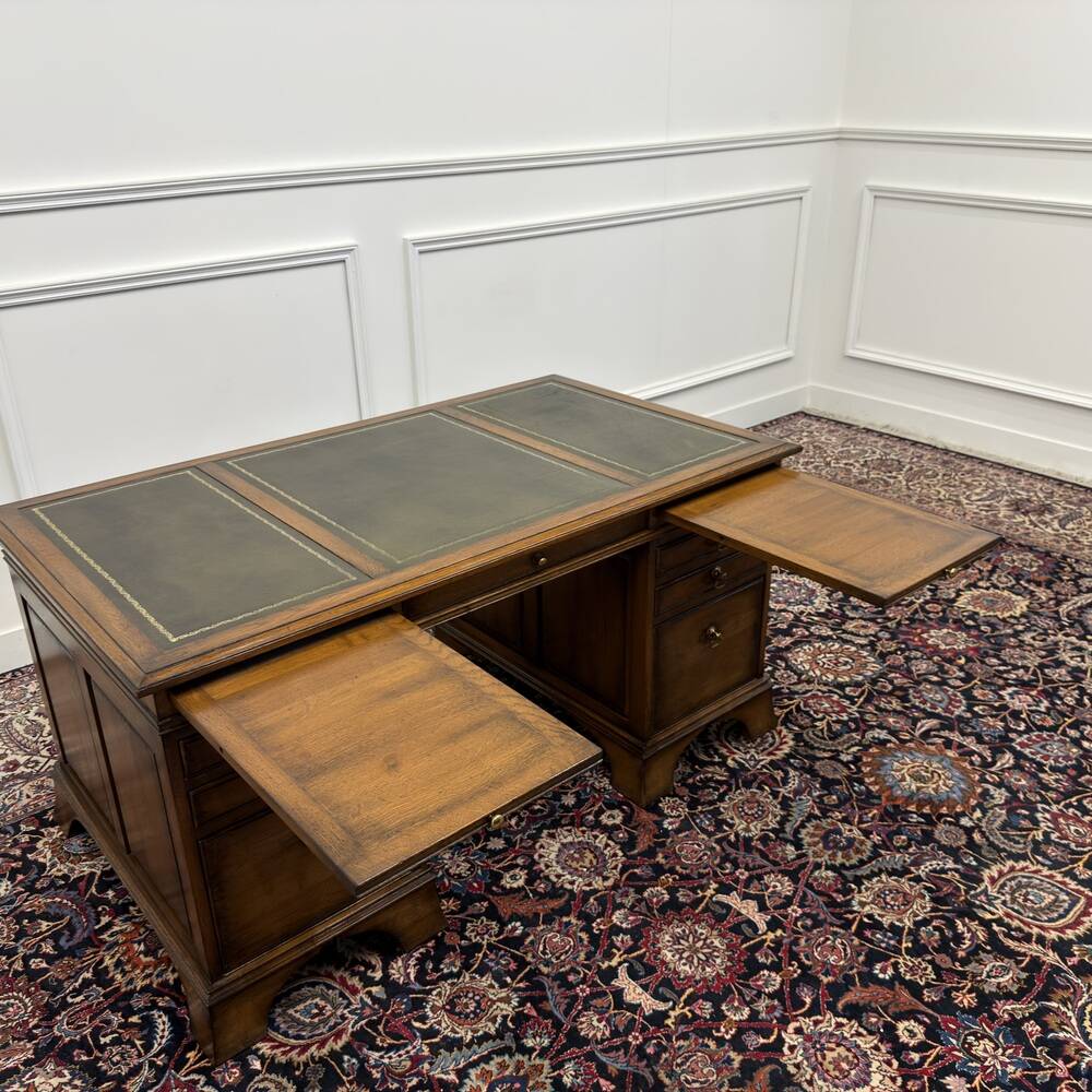 Bureau Chesterfield RAC Classic English