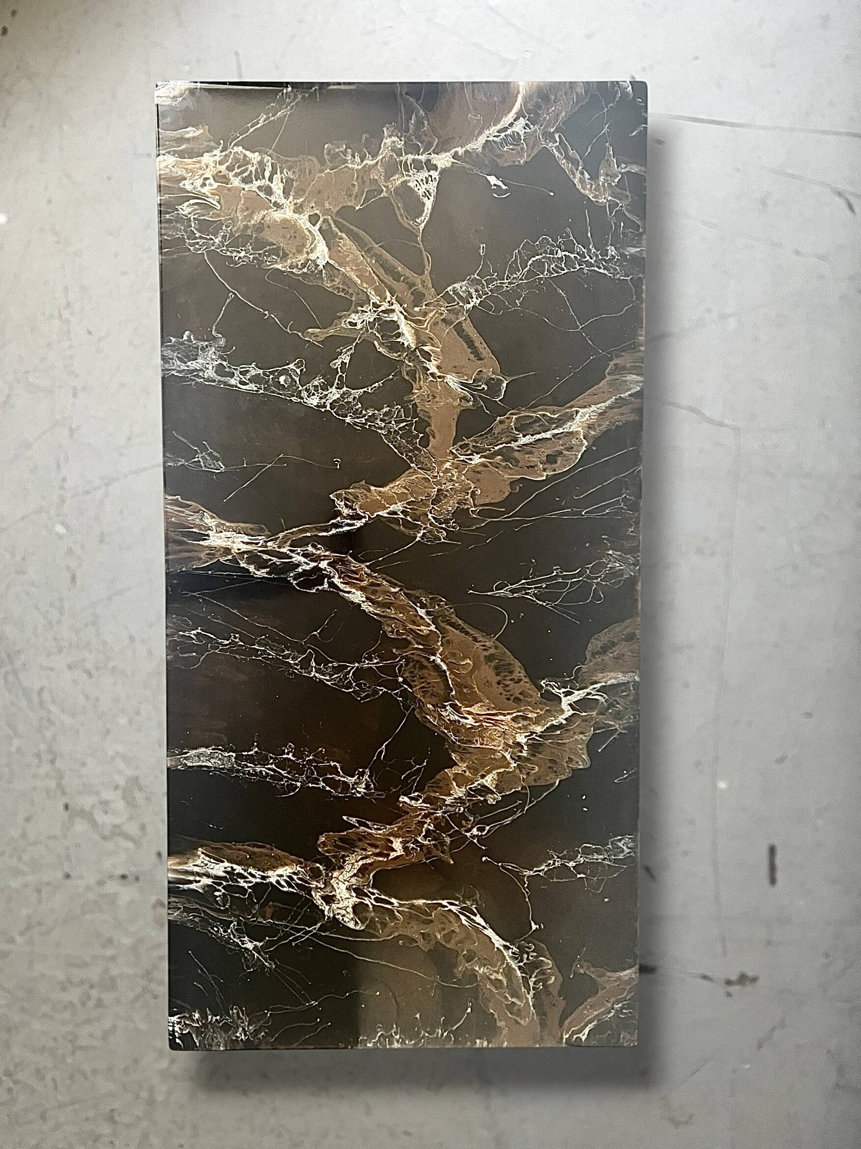 Table basse rectangulaire en résine marbre, design vers 1970