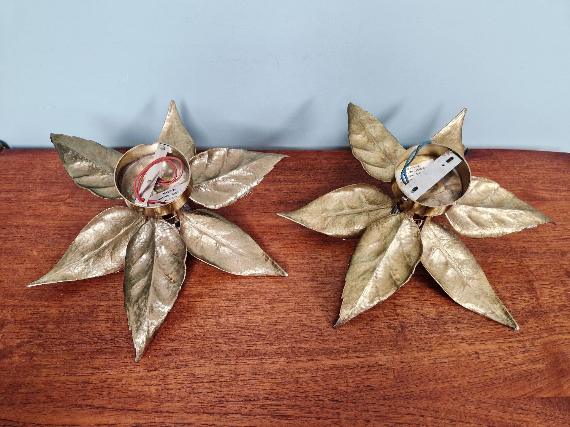 Pair of floral wall sconces in brass, design by Willy Daro, 1970.