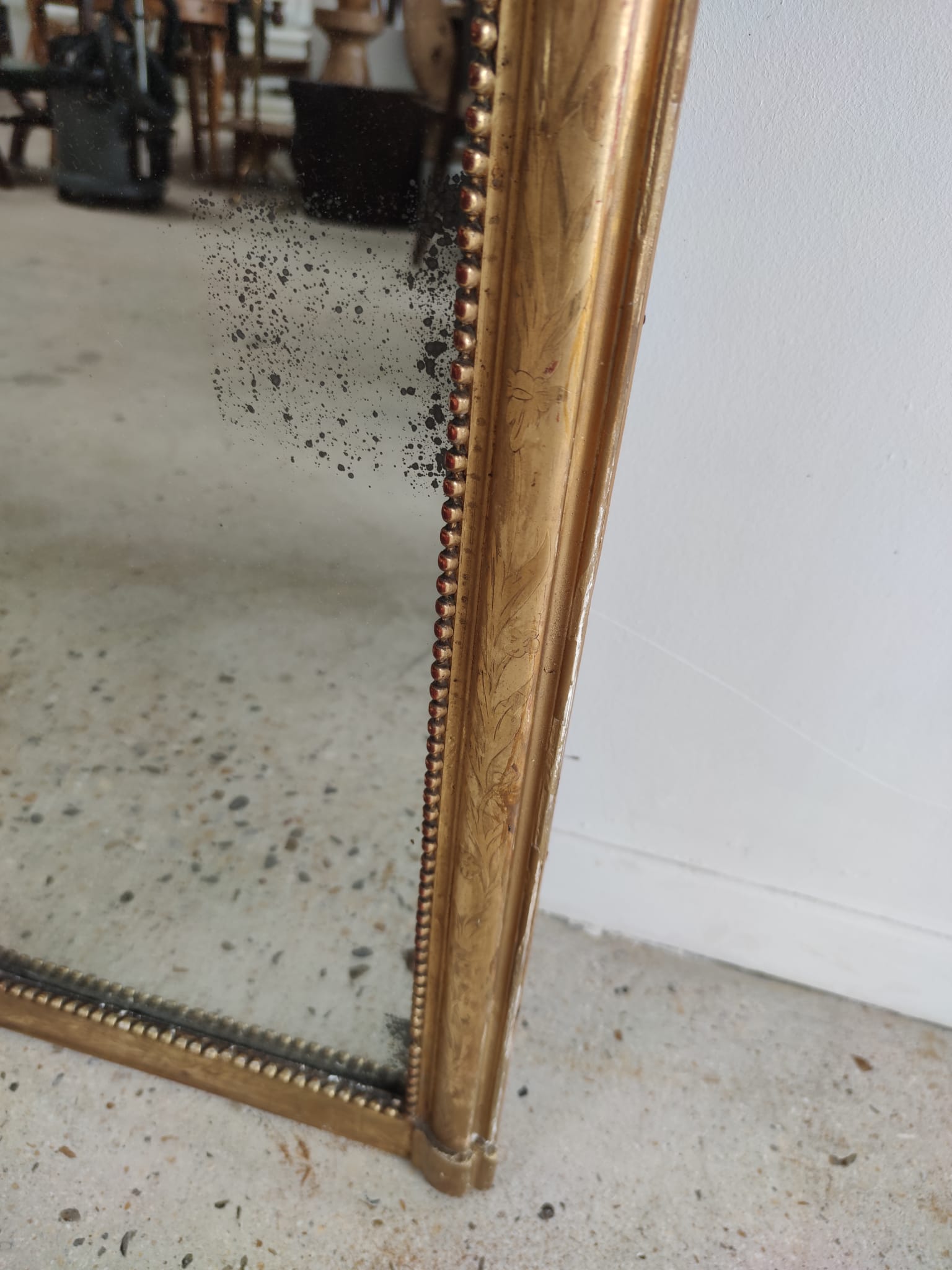 Long wooden mirror and gilded stucco with pearl rays H: 2m45 L: 40cm