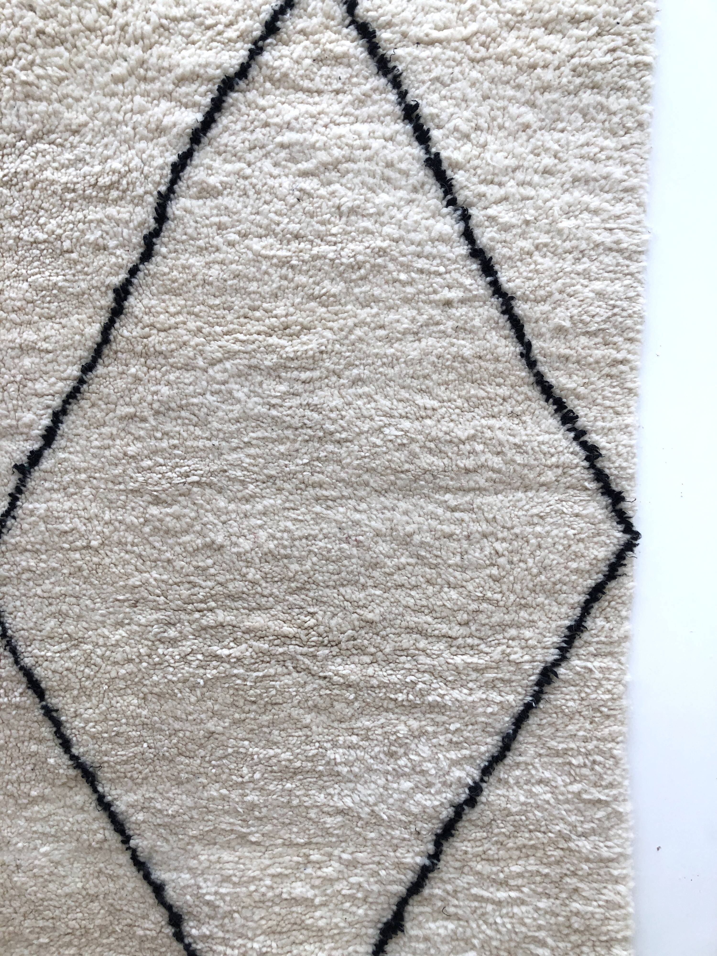 Moroccan Berber carpet Beni Ouarain with black diamonds2,47x1.70m