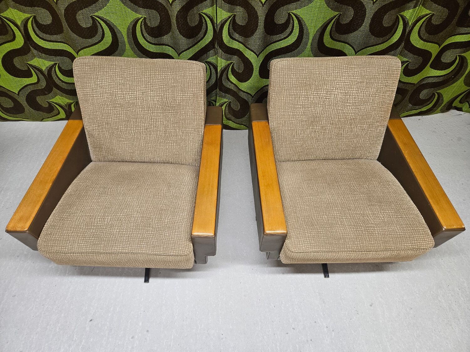 "1970 swivel armchair pair"
