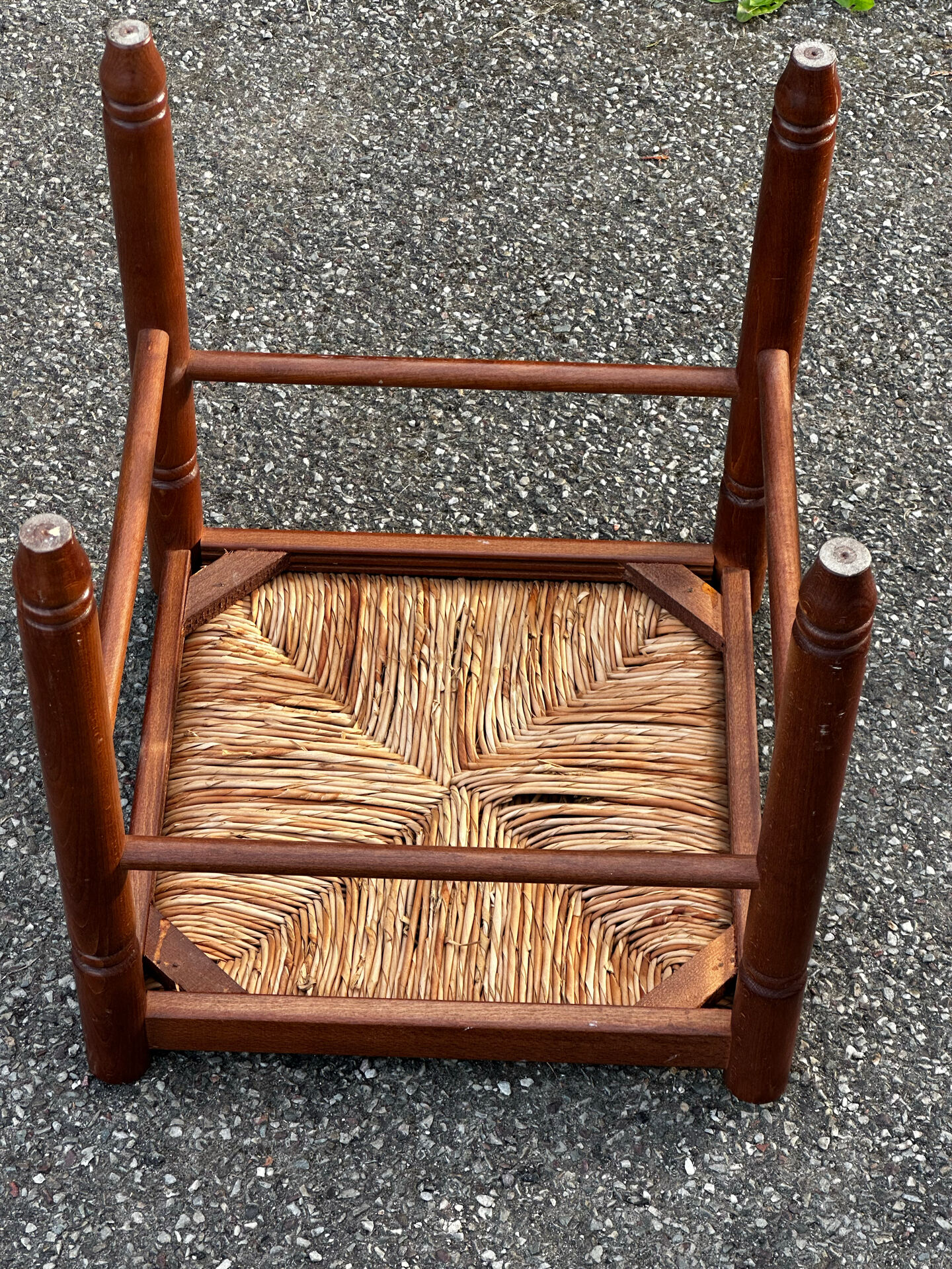 Paire de tabourets années 50 en bois et assise paillée