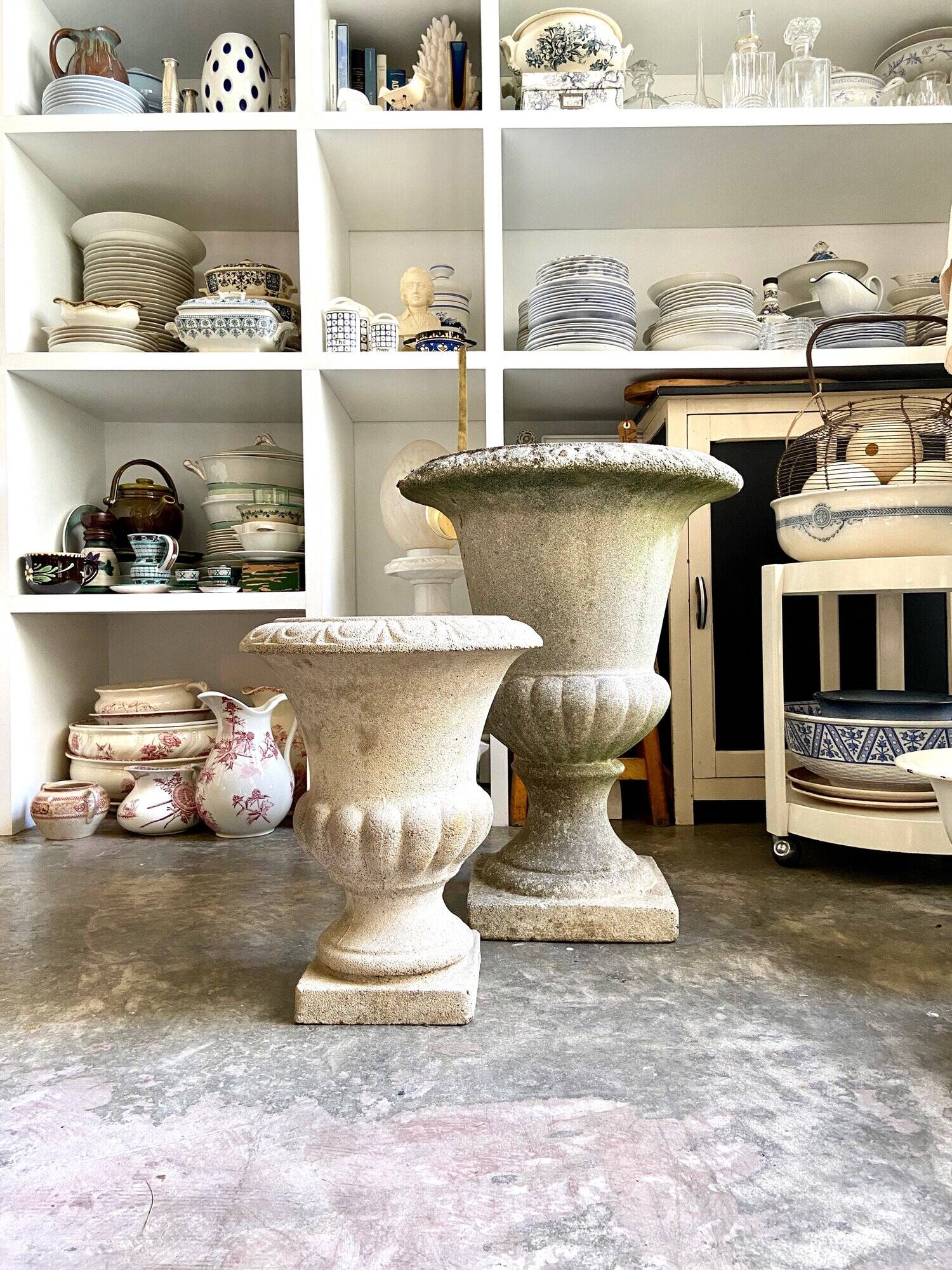 Medici pot in beige reconstituted stone