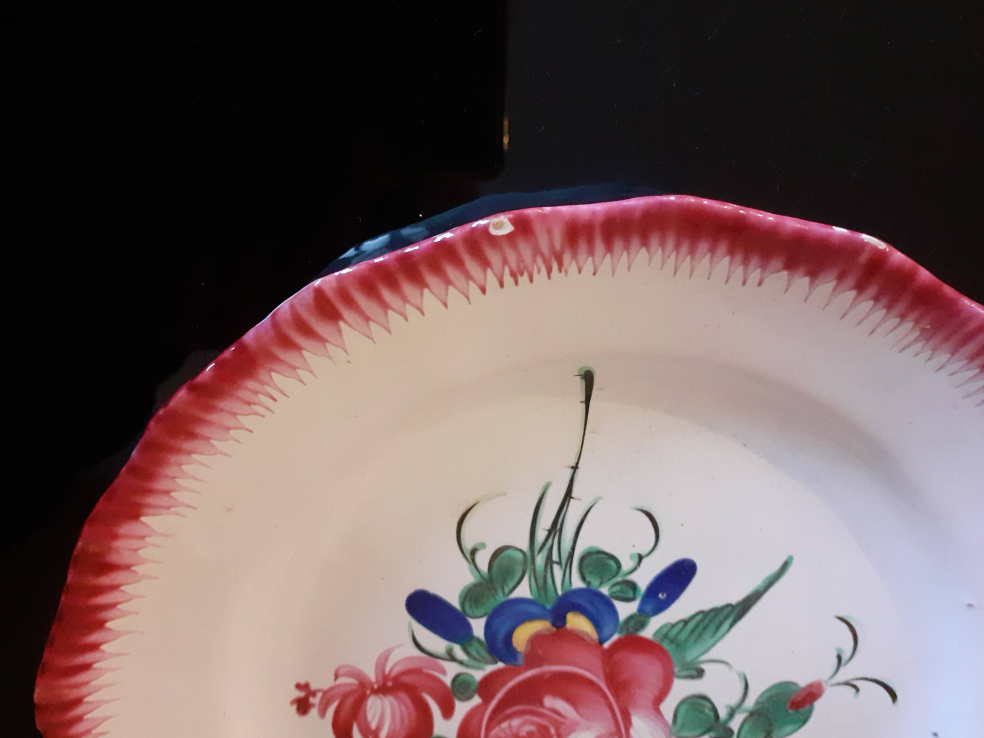 Old hollow plate from Islettes / Floral decoration