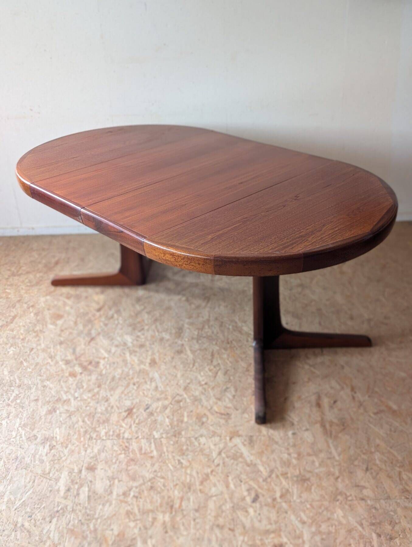 Round teak table with star base, 1960s, extendable.