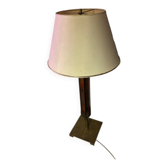 Cette lampe de table en laiton