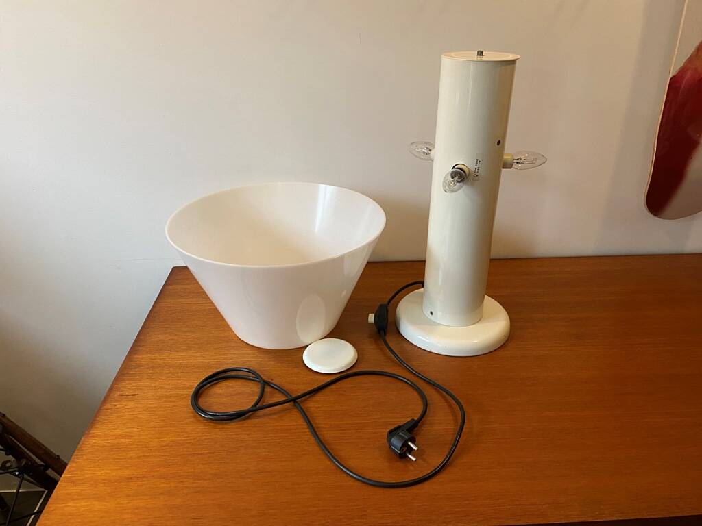 Guzzini lamp, white lacquered metal, height 55cm, 1970s vintage