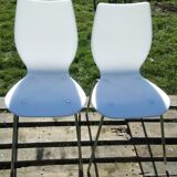 Paire de chaises blanches en plexiglas