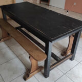 Table ferme et deux bancs