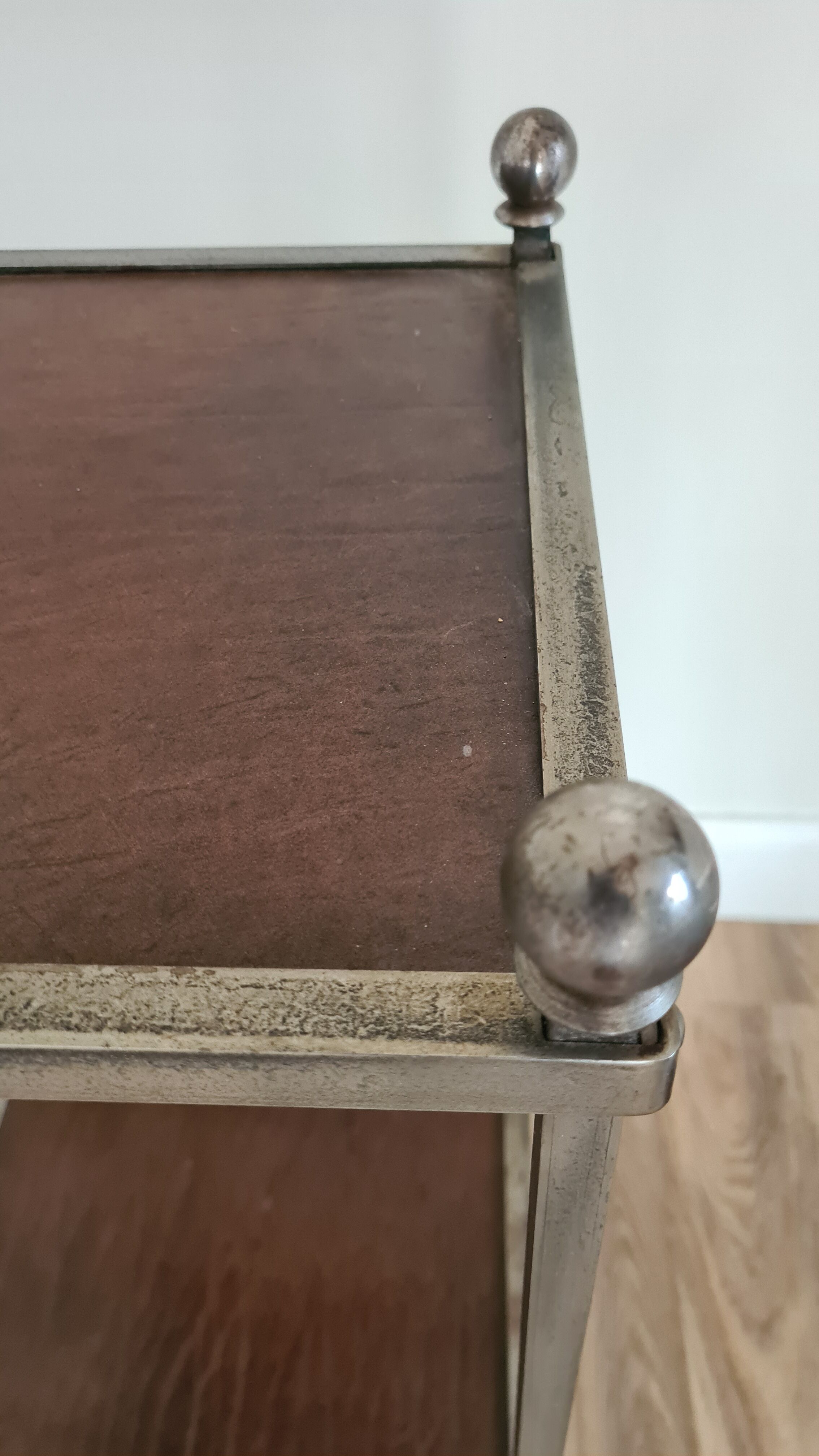 Pedestal table in leather and metal