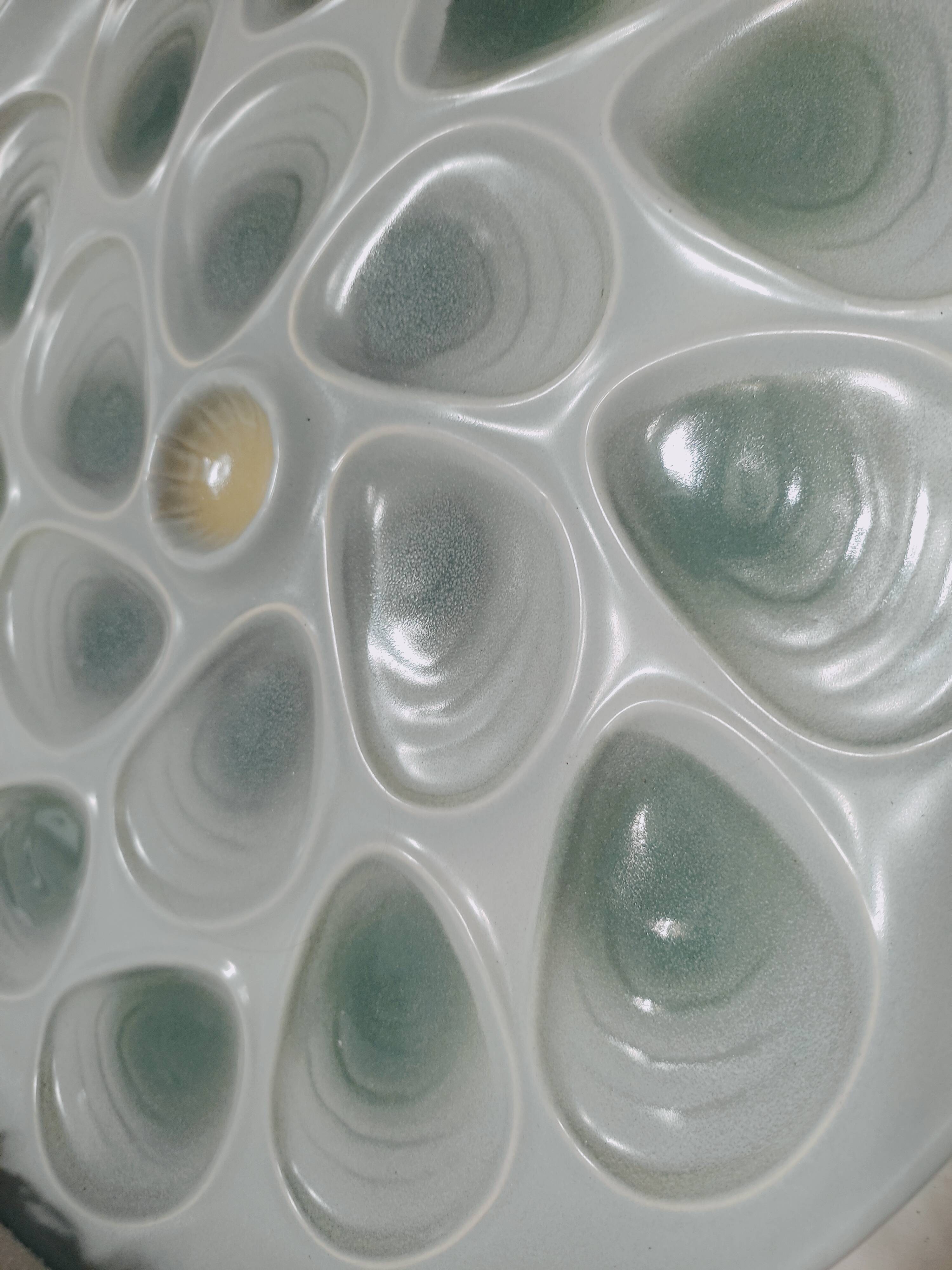 Presentation dish with oysters by salt pans