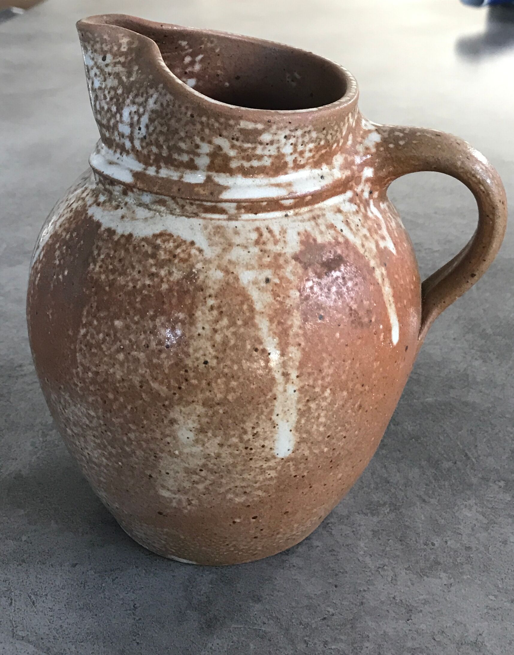Pitcher in brown sandstone with effect of dripping and white speckling