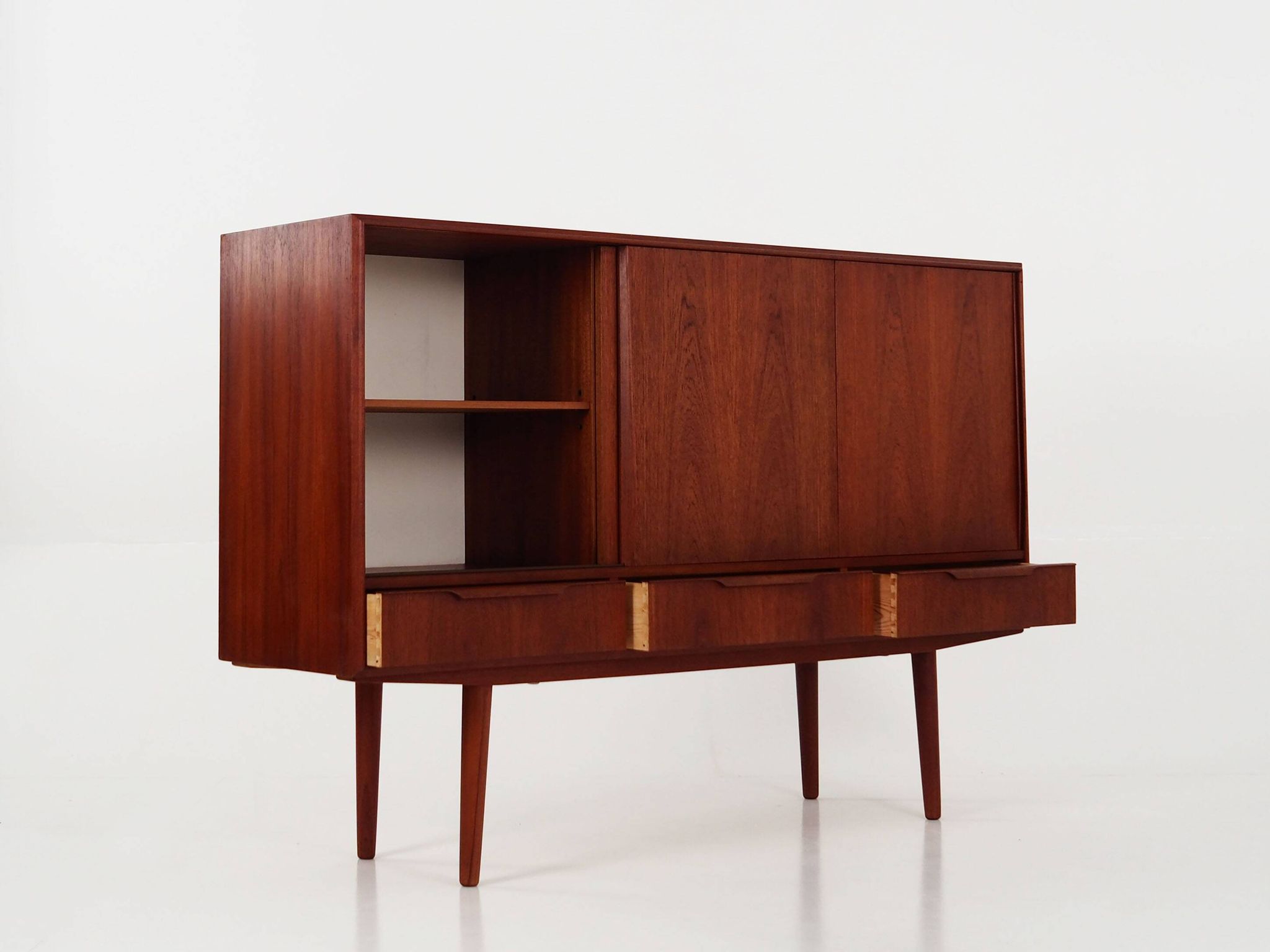 Buffet haut en teck, design danois, années 1960, designer : EW Bach