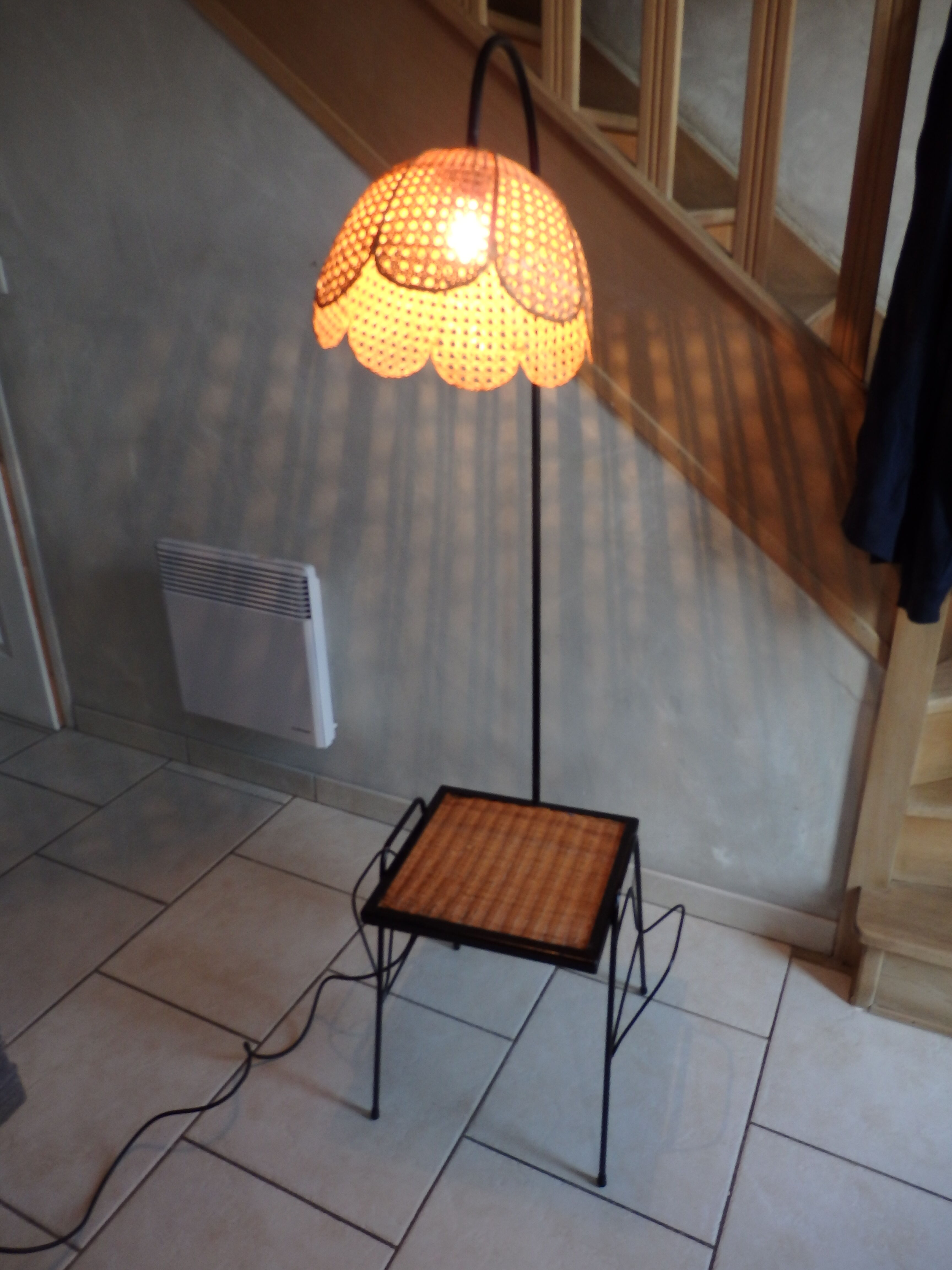 Rattan tablet lamppost