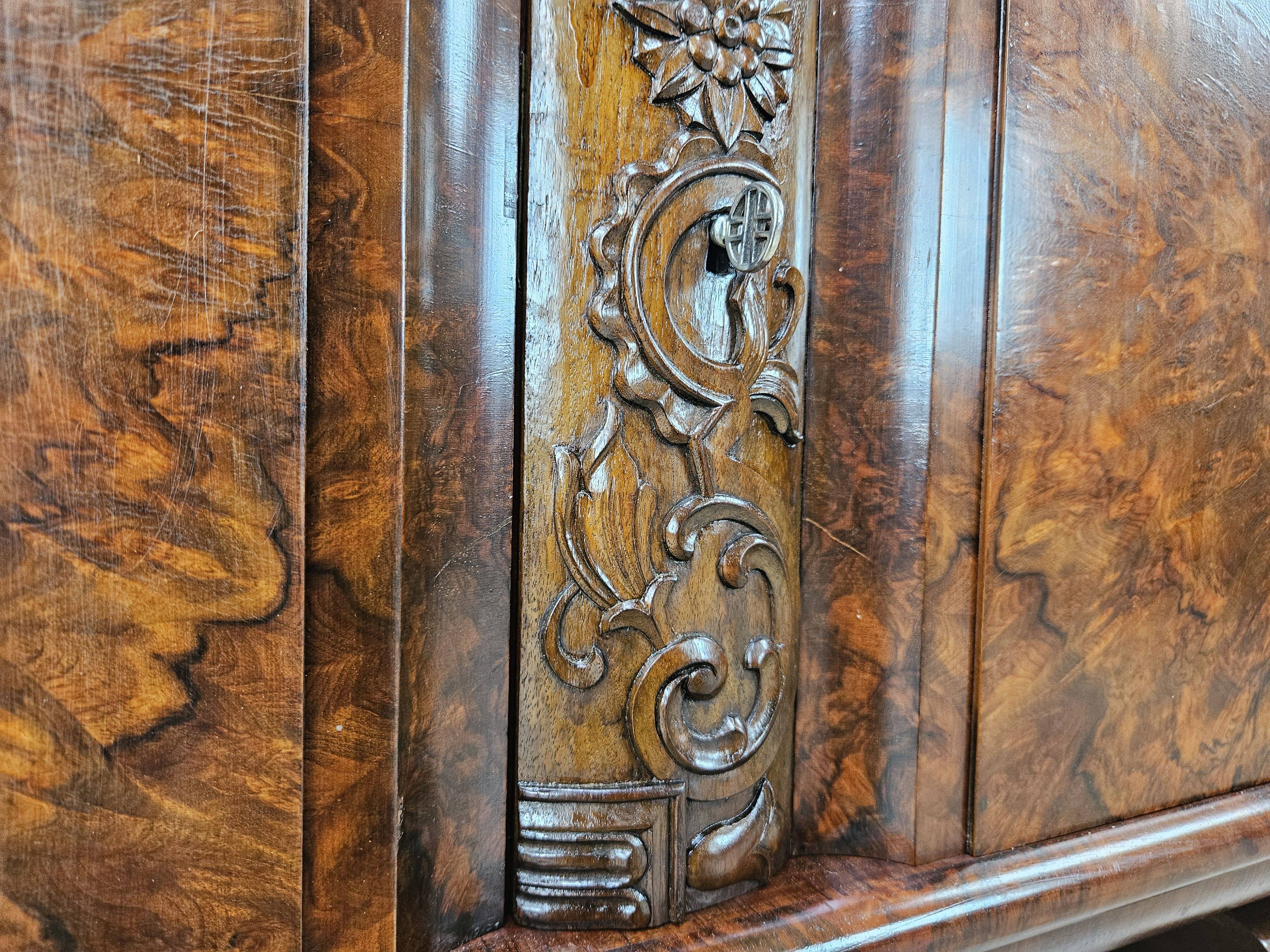 Vitrine Art Déco des années 1930 en noyer et racine de noyer