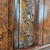 1930s Art Decò display cabinet in walnut and walnut root