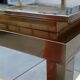 Table basse Guy Lefevre maison Jansen, laiton doré et travertin