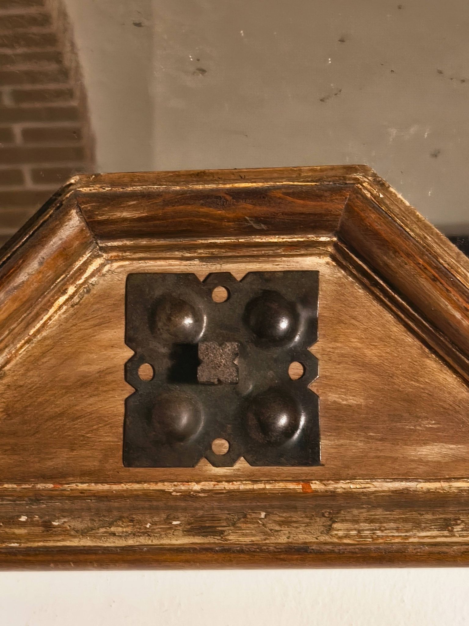 Miroir italien mid-century – cadre en bois patiné et éléments en fer forgé