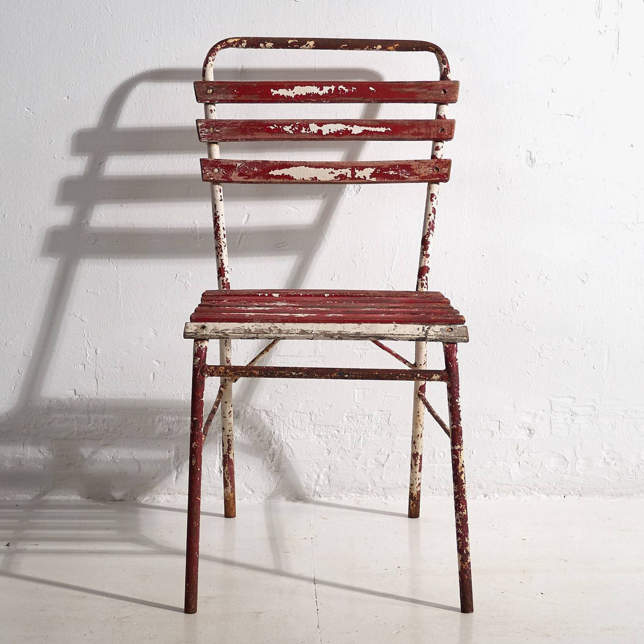 Anciennes chaises de terrasse rouges et blanches (vers 1920). Ensemble de 4 pièces