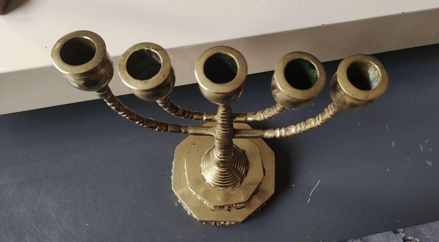 5-branched Jewish menorah/candlestick. Dedicated to mourning. In gilded bronze.