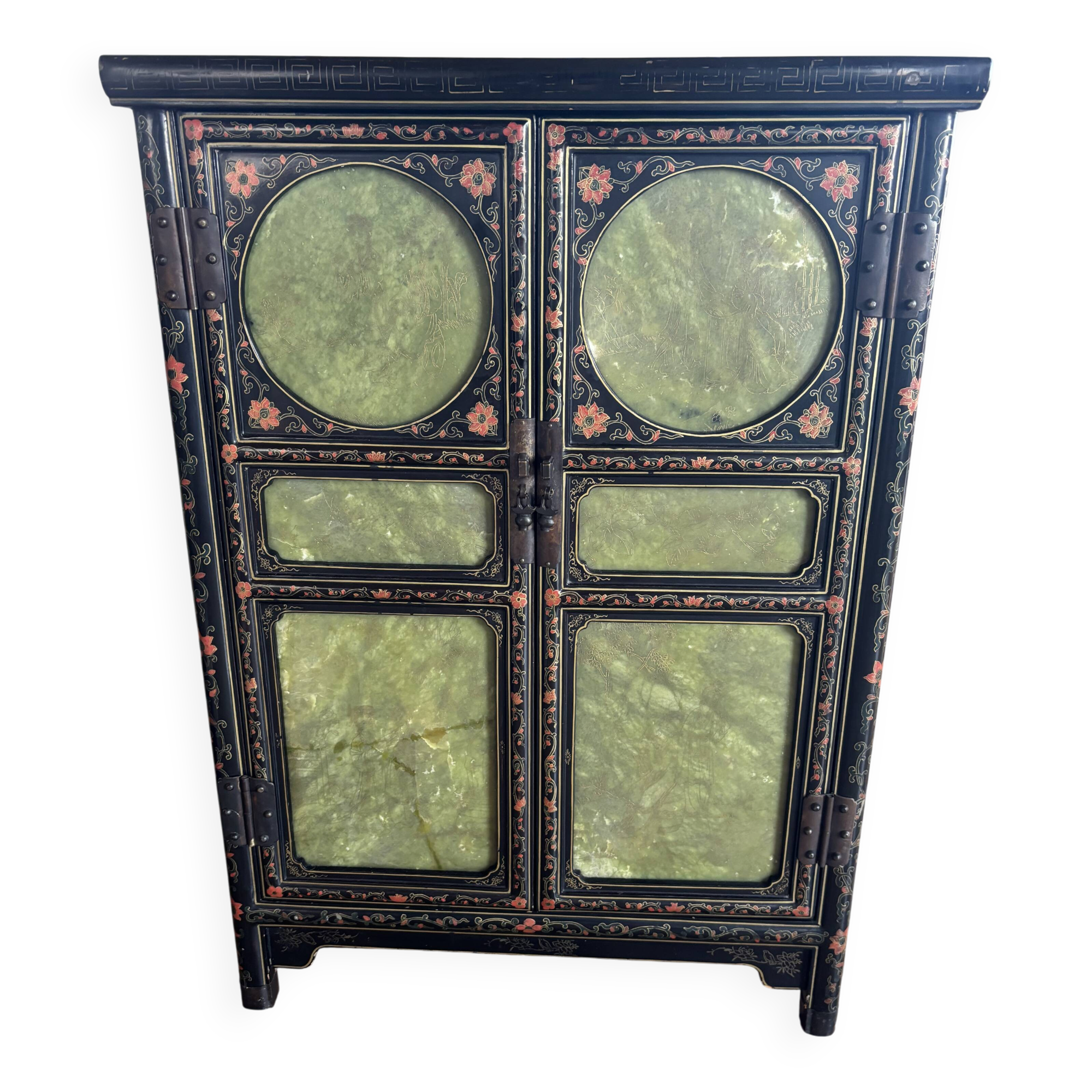 Small Chinese cabinet in black lacquer.
