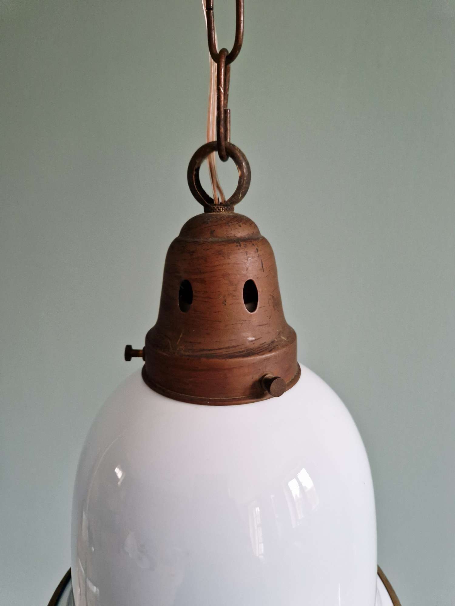 Suspension Bauhaus en opaline blanche et verre satiné bleu, années 1920