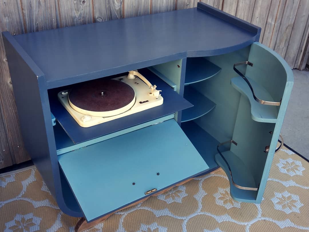 Extra furniture, bar, record player