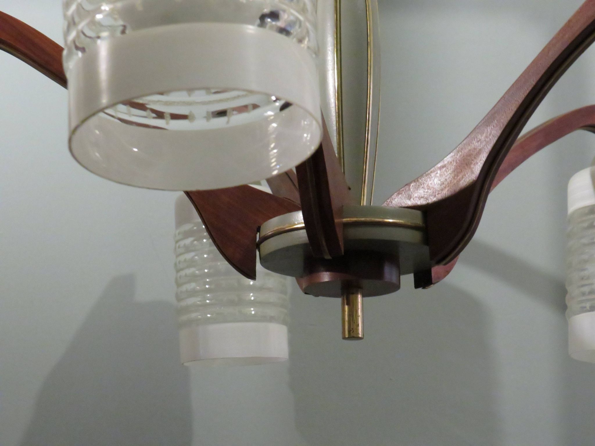 Lustre, teck et verre gravé, 1950 Italie