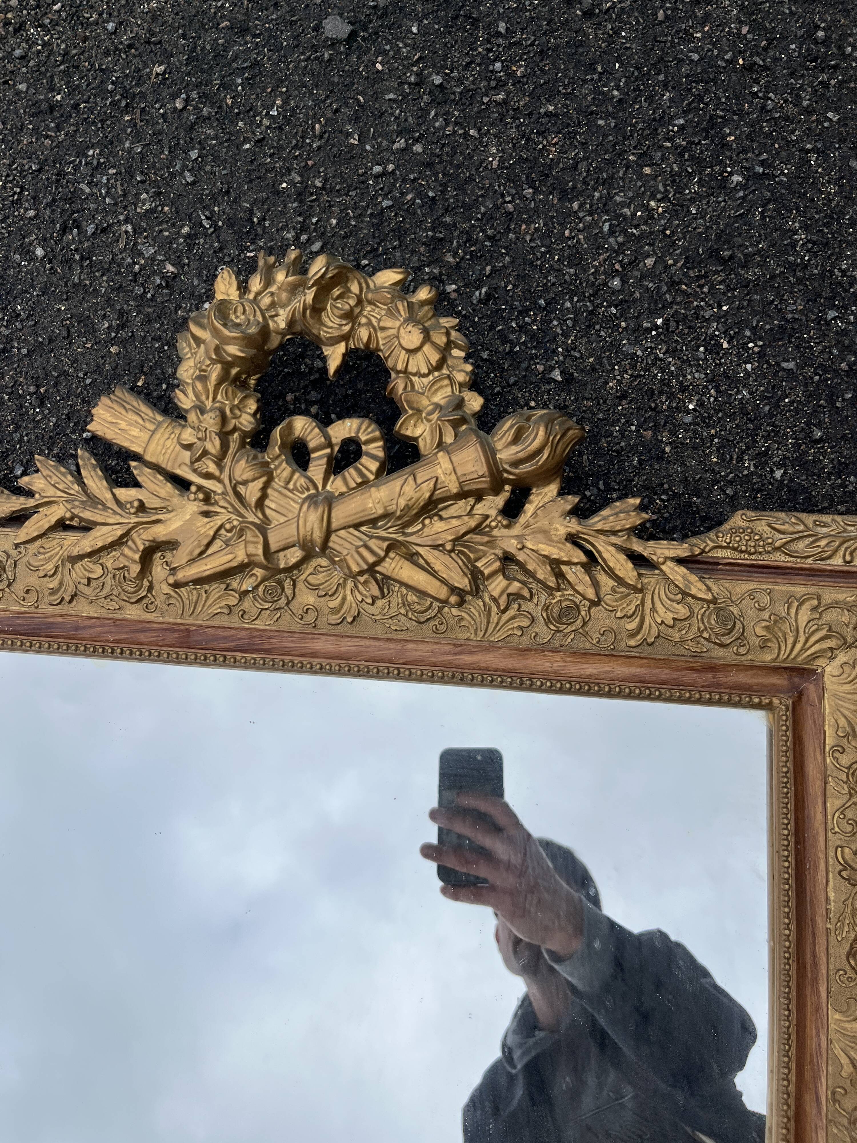 Large gold mirror in Louis XVI style with laurel crown, 121 cm.