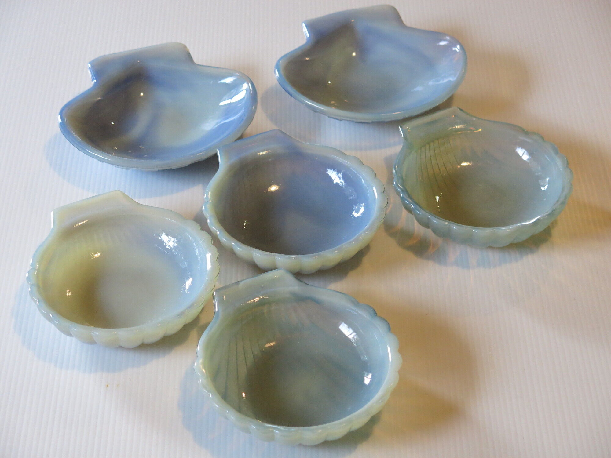 6 dishes with scallops in opaline from Arcopal in very good condition