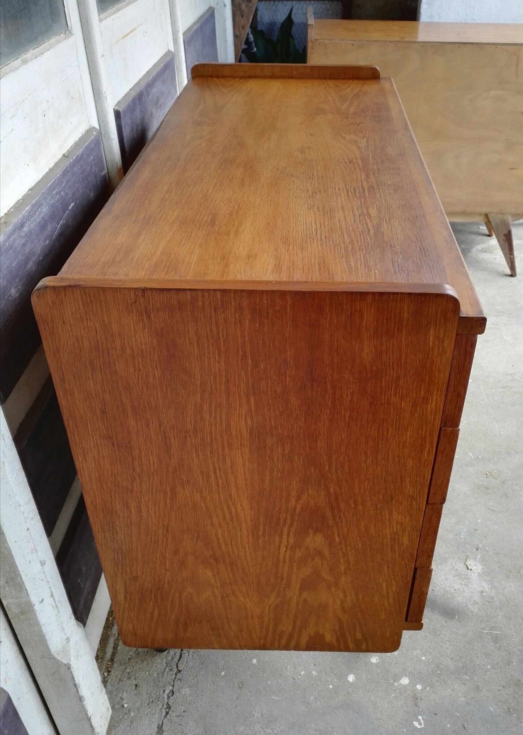 Commode moderniste