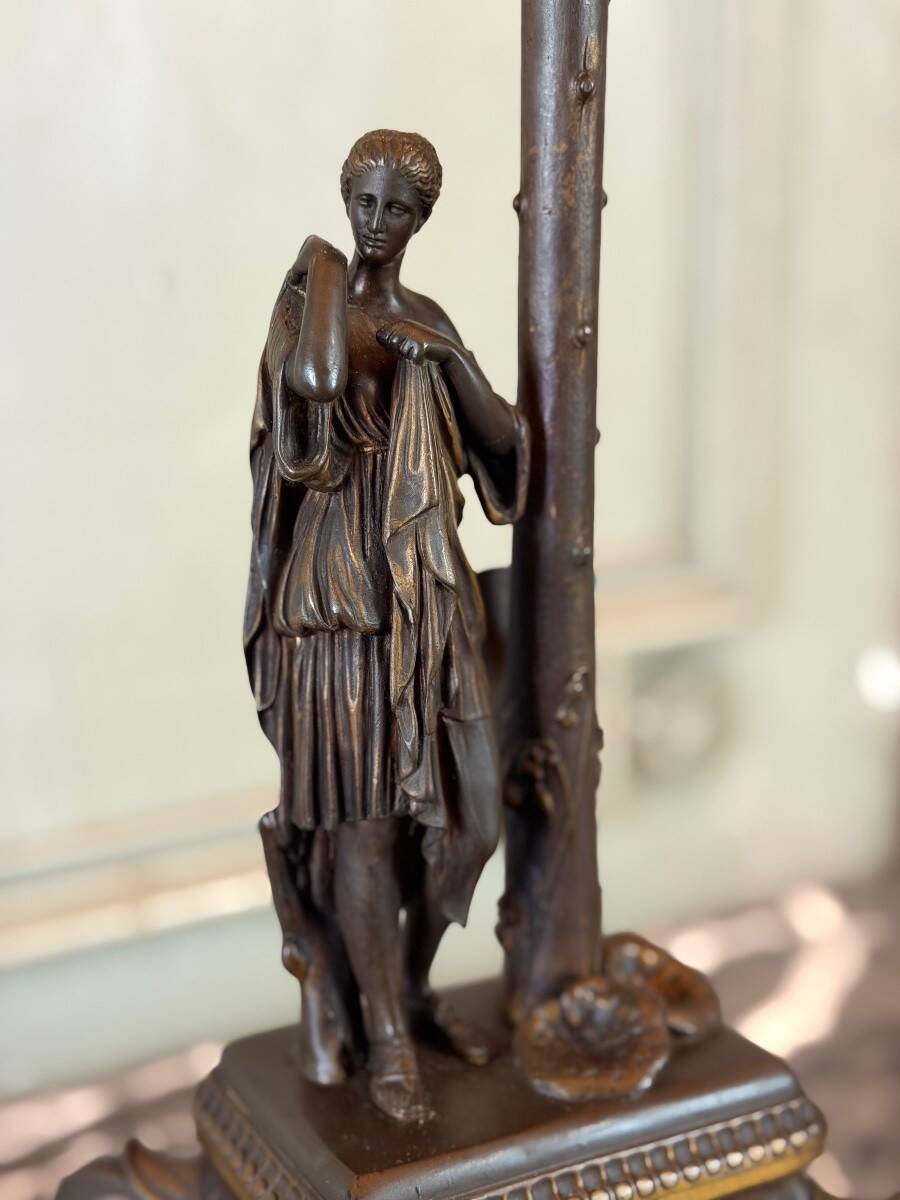 Paire de candélabres en bronze doré et patine médaille à six bras de lumière vers 1880
