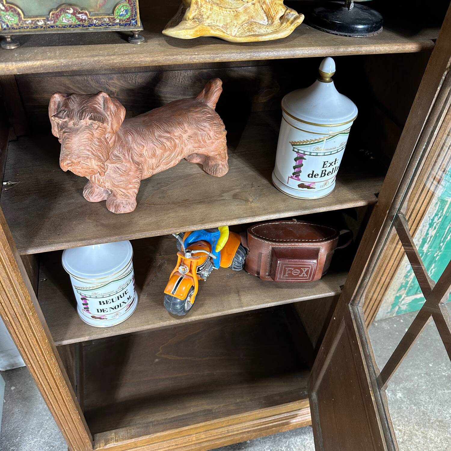 Vitrine parisienne en bois
