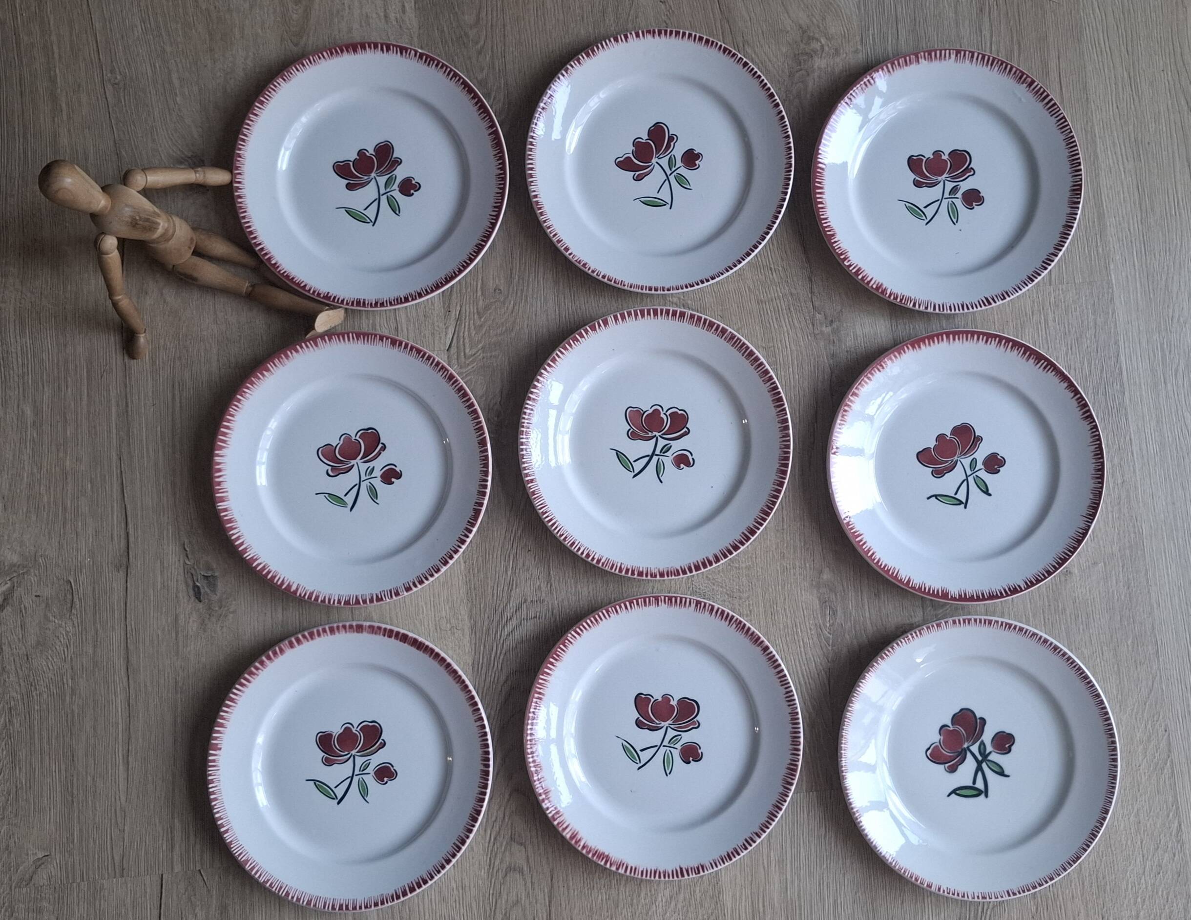 Set of 9 Badonviller flower dinner plates